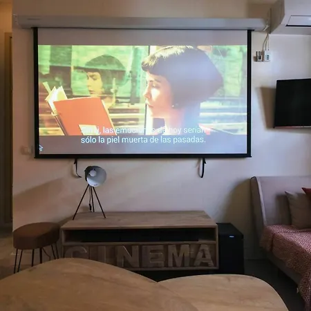 Cinema La Vie Est Belle Apartment *